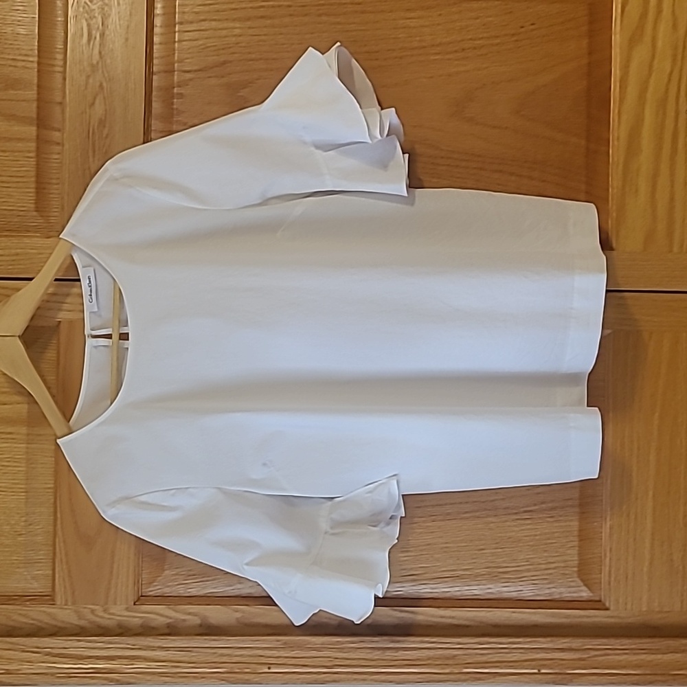 White Calvin Klein top with ruffle cropped sleve- Size L ✨️